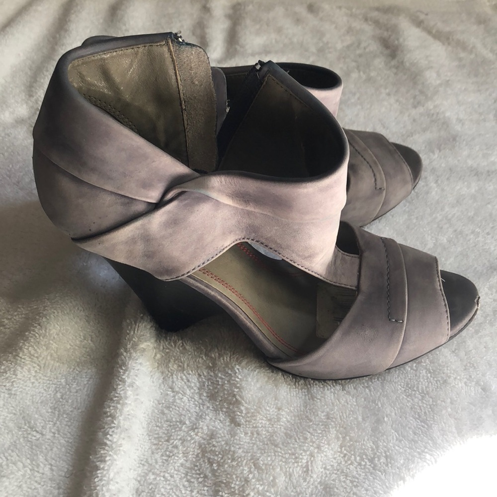 Heel  shoe